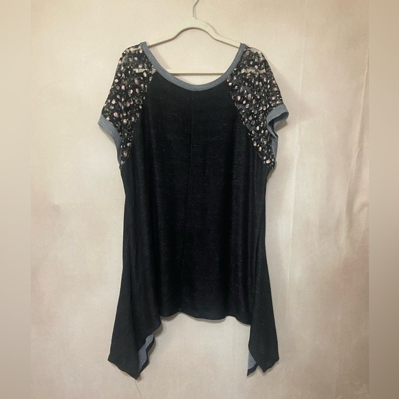 Torrid women's 3 shark bite hem tunic with lace sleeve inserts relaxed EUC - Picture 3 of 5